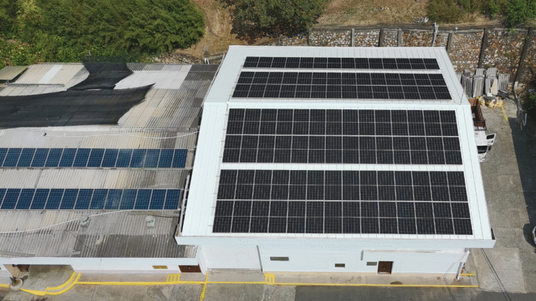 Sistema de energía solar empresarial instalado por ENERDICA en Colombia para reducción de costos energéticos