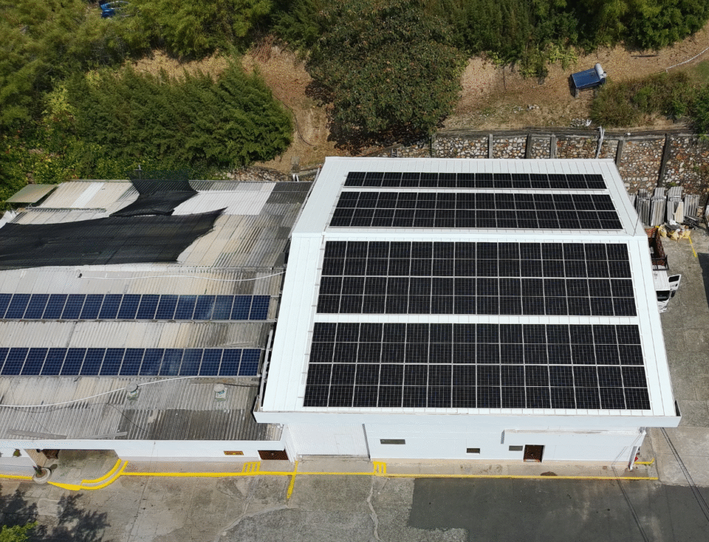Sistema de energía solar empresarial instalado por ENERDICA en Colombia para reducción de costos energéticos